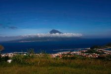 Blick über Horta auf die Insel Pico